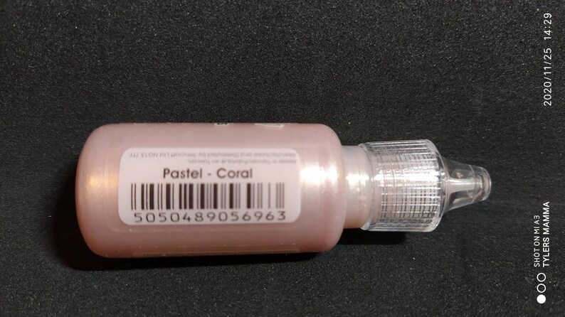 Puede incluir: Una peque&ntilde;a botella de pintura de color coral con un gotero transparente. La etiqueta dice "Pastel - Coral" y tiene un c&oacute;digo de barras con el n&uacute;mero 5050489056963.