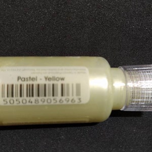 Puede incluir: Una peque&ntilde;a botella de pintura amarilla pastel con un gotero transparente. La etiqueta dice "Pastel - Amarillo" y tiene un c&oacute;digo de barras con el n&uacute;mero 5050489056963.