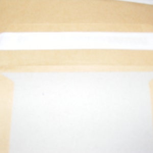K&ouml;nnte beinhalten: Ein brauner Papierumschlag mit einem wei&szlig;en Streifen oben.