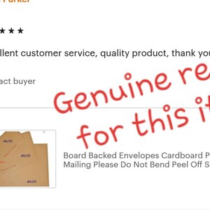 K&ouml;nnte beinhalten: Braune Kartonsh&uuml;llen mit selbstklebenden Verschl&uuml;ssen. Die Umschl&auml;ge sind mit dem Text "Board Backed Envelopes Cardboard Postage Mailing Please Do Not Bend Peel Off Self Sealing..." beschriftet.
