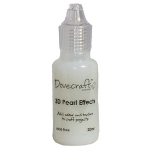 Puede incluir: Una botella de pl&aacute;stico transparente de Dovecraft 3D Pearl Effects, una pintura nacarada blanca para agregar color y textura a los proyectos de manualidades. La botella est&aacute; etiquetada con el nombre del producto, la marca y el tama&ntilde;o: 20 ml. Es libre de &aacute;cido.