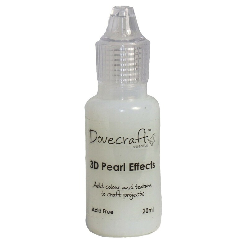 Puede incluir: Una botella de pl&aacute;stico transparente de Dovecraft 3D Pearl Effects, una pintura nacarada blanca para agregar color y textura a los proyectos de manualidades. La botella est&aacute; etiquetada con el nombre del producto, la marca y el tama&ntilde;o: 20 ml. Es libre de &aacute;cido.