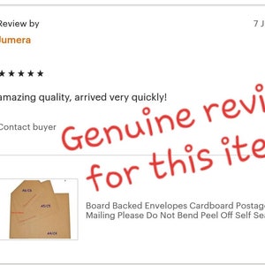 K&ouml;nnte beinhalten: Drei braune Kartons mit selbstklebenden Verschl&uuml;ssen. Die Umschl&auml;ge sind mit den Gr&ouml;&szlig;en A6/C6, AS/CS und A4/C4 gekennzeichnet. Der Text "Board Backed Envelopes Cardboard Postage Mailing Please Do Not Bend Peel Off Self Sealing..." ist unter den Umschl&auml;gen sichtbar.