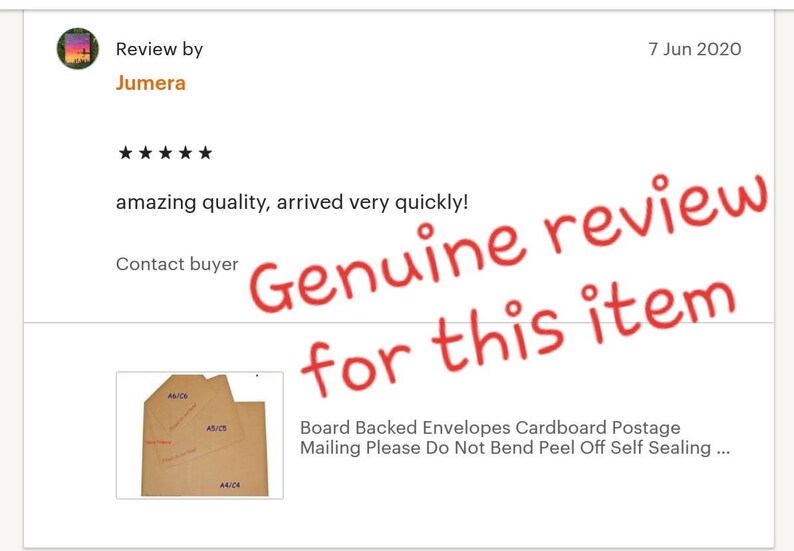 K&ouml;nnte beinhalten: Drei braune Kartons mit selbstklebenden Verschl&uuml;ssen. Die Umschl&auml;ge sind mit den Gr&ouml;&szlig;en A6/C6, AS/CS und A4/C4 gekennzeichnet. Der Text "Board Backed Envelopes Cardboard Postage Mailing Please Do Not Bend Peel Off Self Sealing..." ist unter den Umschl&auml;gen sichtbar.
