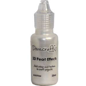 Puede incluir: Una botella transparente de Dovecraft essentials 3D Pearl Effects, una pintura nacarada para agregar color y textura a los proyectos de manualidades. La botella est&aacute; etiquetada con el nombre del producto, "3D Pearl Effects", y el texto "Agregar color y textura a los proyectos de manualidades". La botella es de 20 ml y sin &aacute;cido.