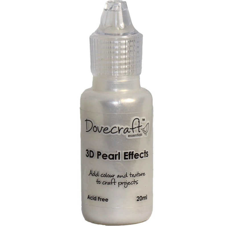 Puede incluir: Una botella transparente de Dovecraft essentials 3D Pearl Effects, una pintura nacarada para agregar color y textura a los proyectos de manualidades. La botella est&aacute; etiquetada con el nombre del producto, "3D Pearl Effects", y el texto "Agregar color y textura a los proyectos de manualidades". La botella es de 20 ml y sin &aacute;cido.