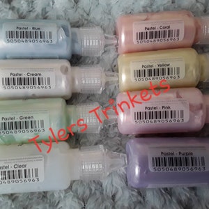 Puede incluir: Conjunto de seis peque&ntilde;os frascos de pintura iridiscente en varios colores pastel, incluyendo azul, coral, crema, amarillo, verde, rosa y morado. Cada frasco tiene una etiqueta con el nombre del color y un c&oacute;digo de barras. El n&uacute;mero del c&oacute;digo de barras es 5050489056963.