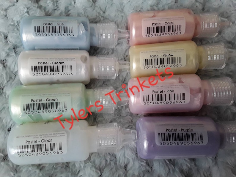 Puede incluir: Conjunto de seis peque&ntilde;os frascos de pintura iridiscente en varios colores pastel, incluyendo azul, coral, crema, amarillo, verde, rosa y morado. Cada frasco tiene una etiqueta con el nombre del color y un c&oacute;digo de barras. El n&uacute;mero del c&oacute;digo de barras es 5050489056963.