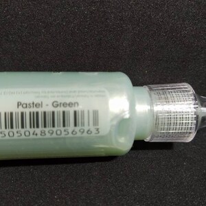 Puede incluir: Una peque&ntilde;a botella transparente con un l&iacute;quido verde en su interior. La botella tiene una etiqueta que dice "Pastel - Green" y un c&oacute;digo de barras con el n&uacute;mero 5050489056963.