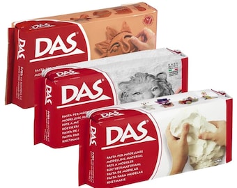 Op de afbeelding: Drie pakketten DAS lucht drogende modelleerklei. De pakketten zijn rood, wit en beige. Elk pakket heeft een ander beeld van een sculptuur gemaakt met de klei. De tekst op de pakketten luidt "DAS" en "Pasta per modellare".