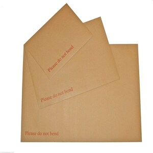 K&ouml;nnte beinhalten: Drei braune Papierumschl&auml;ge mit dem Text "Please do not bend" in rot auf jedem.