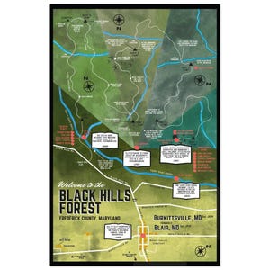 Puede incluir: Un mapa de estilo vintage del Bosque de Black Hills en el condado de Frederick, Maryland. El mapa es verde y azul con marcadores rojos y texto. El texto incluye los nombres de las ubicaciones, las fechas y las descripciones de los eventos. El mapa está titulado "Bienvenido al Bosque de Black Hills".