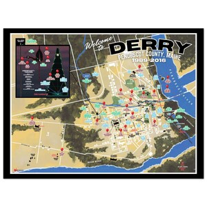 Op de afbeelding: Een ingelijste kaart van Derry, Maine, met de tekst "Welcome to Derry" en "Penobscot County, Maine 1989-2016." De kaart bevat rode markeringen en verschillende locaties. Een kleinere inzetkaart bevindt zich in de linkerbovenhoek.