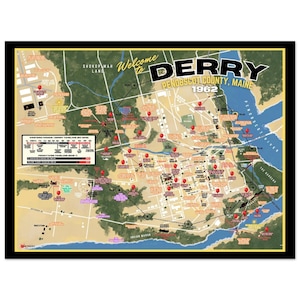 Könnte beinhalten: Eine Karte von Derry, Maine, aus dem Jahr 1962 mit schwarzem Rand. Die Karte zeigt verschiedene Orte, die mit roten Pins markiert sind, eine Zeitleiste und den Text "Welcome to Derry". Die Karte umfasst den Penobscot River und Indian Marsh.