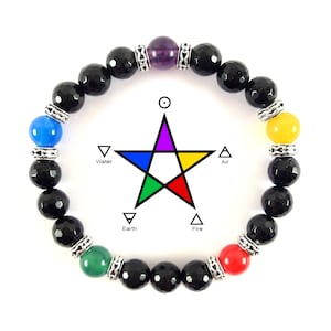 Peut inclure: Bracelet en onyx noir avec sept perles de pierres précieuses colorées, dont l'améthyste, le bleu, le jaune, le vert et le rouge. Le bracelet est orné d'accents argentés et est centré autour d'une étoile à cinq branches avec les éléments de l'eau, de l'air, de la terre et du feu.