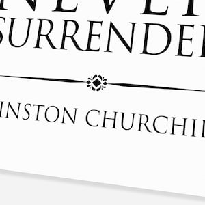 Pu&ograve; includere: Stampa tipografica in bianco e nero con la citazione "Mai arrendersi" di Winston Churchill.