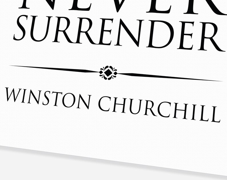 Pu&ograve; includere: Stampa tipografica in bianco e nero con la citazione "Mai arrendersi" di Winston Churchill.