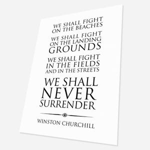 Pu&ograve; includere: Stampa tipografica in bianco e nero con una citazione di Winston Churchill: "Combatteremo sulle spiagge... Non ci arrenderemo mai."