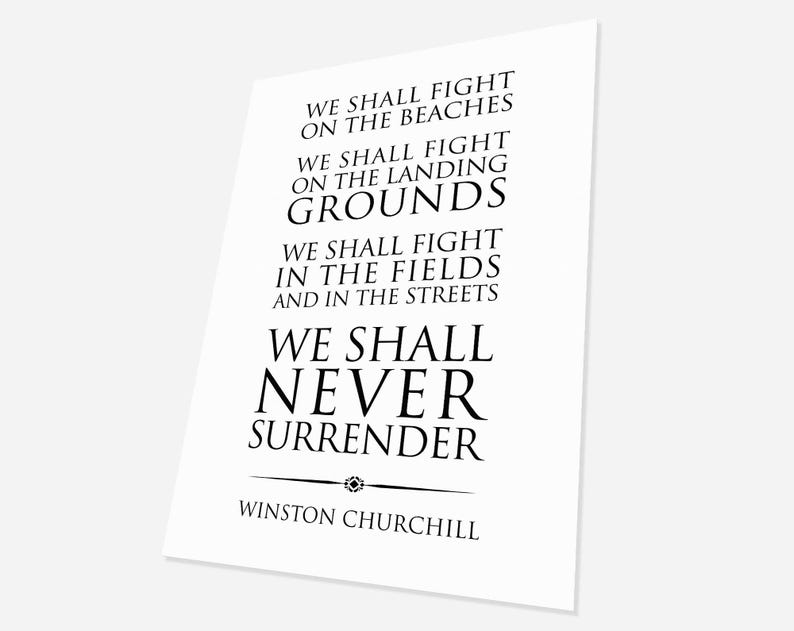Pu&ograve; includere: Stampa tipografica in bianco e nero con una citazione di Winston Churchill: "Combatteremo sulle spiagge... Non ci arrenderemo mai."
