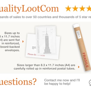 Pu&ograve; includere: Uno sfondo bianco con il testo "QualityLootCom" in arancione e cinque stelle dorate. Il testo "Thousands of sales to over 50 countries and thousands of 5 star reviews" &egrave; sotto il logo. L'immagine mostra un tubo marrone con la parola "FRAGILE" stampata su di esso. Il testo "Sizes up to 8.3 x 11.7 inches (A4) are sent flat in reinforced, board-backed envelopes." &egrave; sul lato sinistro dell'immagine. Il testo "Sizes larger than 8.3 x 11.7 inches (A4) are carefully rolled up in reinforced postal tubes." &egrave; sotto il tubo. Il testo "Questions?" &egrave; sul lato sinistro dell'immagine e il testo "Contact me now and I'll be happy to help!" &egrave; sul lato destro dell'immagine. Ci sono due bolle di dialogo sul lato destro dell'immagine.