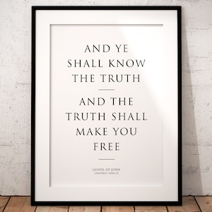 Puede incluir: Impresión tipográfica en blanco y negro con la cita "Y conoceréis la verdad, y la verdad os hará libres." La cita se atribuye al Evangelio de Juan, capítulo 8, versículo 32.