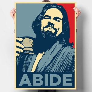 Puede incluir: Póster con un retrato estilizado de un hombre con pelo largo y barba, sosteniendo una bebida. El fondo está dividido en secciones rojas, azules y beige. La palabra "ABIDE" está impresa en letras azules oscuras en la parte inferior.