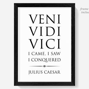 Puede incluir: Arte de pared imprimible en blanco y negro con la frase latina "veni vidi vici" con la traducción al inglés "I came, I saw, I conquered" y el nombre Julio César.