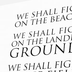 Pu&ograve; includere: Testo in bianco e nero su sfondo bianco. Il testo recita: "WE SHALL FIGHT ON THE BEACH WE SHALL FIGHT ON THE LANDING GROUND WE SHALL FIGHT"