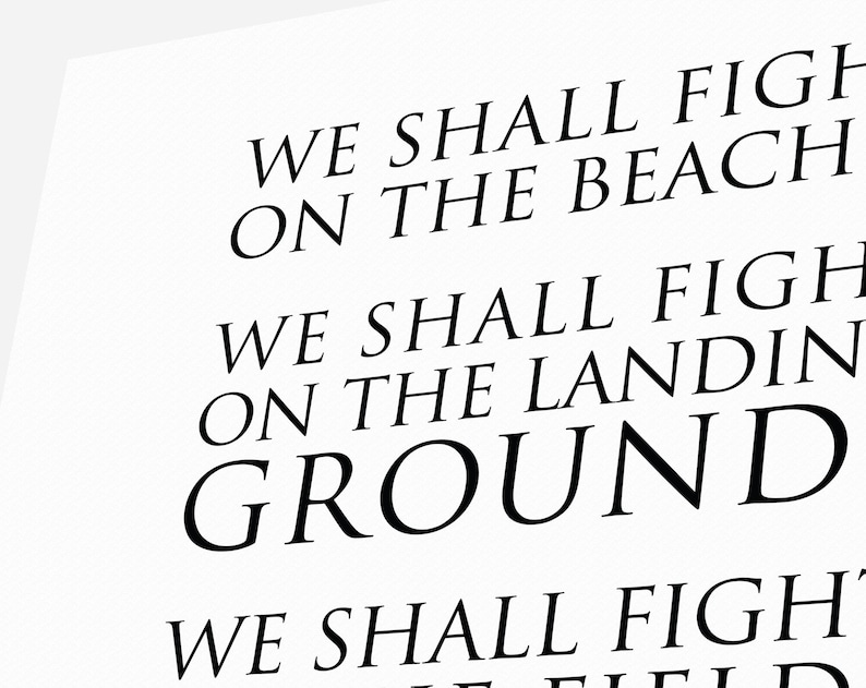 Pu&ograve; includere: Testo in bianco e nero su sfondo bianco. Il testo recita: "WE SHALL FIGHT ON THE BEACH WE SHALL FIGHT ON THE LANDING GROUND WE SHALL FIGHT"