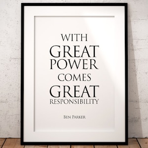 Può includere: Stampa incorniciata in bianco e nero con la citazione "Un grande potere comporta grandi responsabilità" e il nome "Ben Parker" in basso.