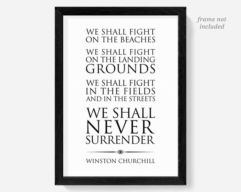 Pu&ograve; includere: Stampa tipografica in bianco e nero con una citazione di Winston Churchill: "Combatteremo sulle spiagge... Non ci arrenderemo mai."