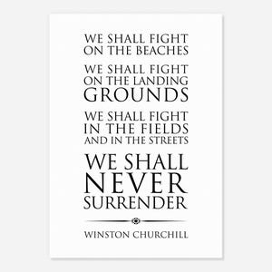 Pu&ograve; includere: Poster tipografico in bianco e nero con una citazione di Winston Churchill: "Combatteremo sulle spiagge... Non ci arrenderemo mai."