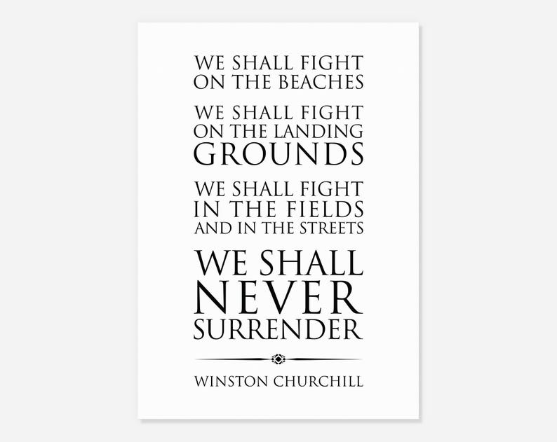 Pu&ograve; includere: Poster tipografico in bianco e nero con una citazione di Winston Churchill: "Combatteremo sulle spiagge... Non ci arrenderemo mai."