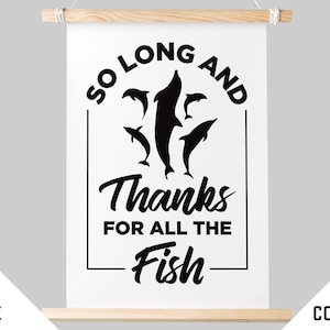 Op de afbeelding: Een witte wanddecoratie met een zwarte afbeelding van dolfijnen en de tekst "SO LONG AND THANKS FOR ALL THE FISH." De wanddecoratie wordt vastgehouden door houten staven en een touwtje. De woorden "ANY SIZE" en "ANY COLOR" staan onderaan.
