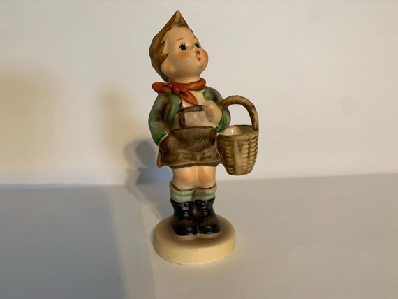 陶器製少年フィギュア バスケット付き Goebel