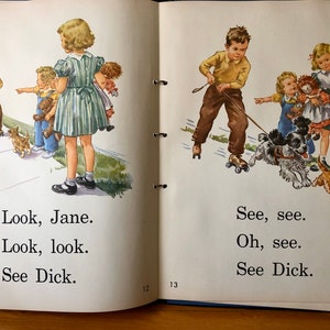 Puede incluir: Una ilustración vintage de un libro infantil que muestra dos grupos de niños jugando con sus mascotas. El primer grupo incluye una niña con una muñeca y un niño con un oso de peluche. El segundo grupo incluye un niño en patines con un perro y una niña con una muñeca y un gato. El texto de la imagen dice "Look, Jane. Look, look. See Dick. See, see. Oh, see. See Dick."