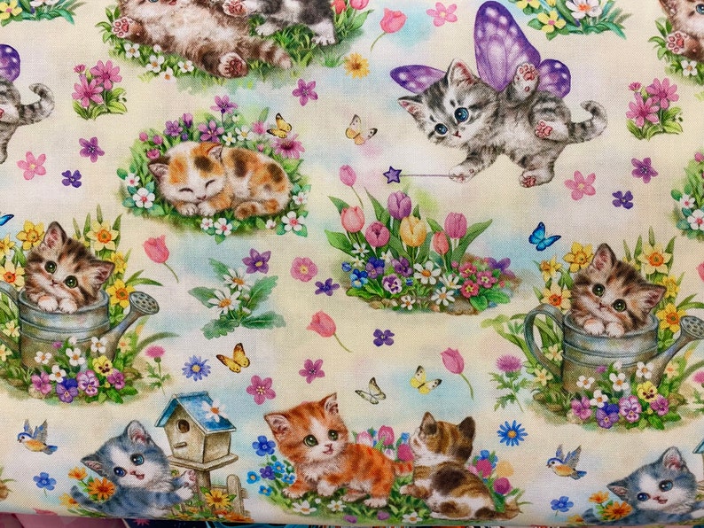 Puede incluir: Un patr&oacute;n de tela con adorables gatitos en un jard&iacute;n. El dise&ntilde;o incluye gatitos jugando, durmiendo e interactuando con flores, mariposas y una casita para p&aacute;jaros. La paleta de colores es suave, con tonos pastel de rosa, amarillo y azul.