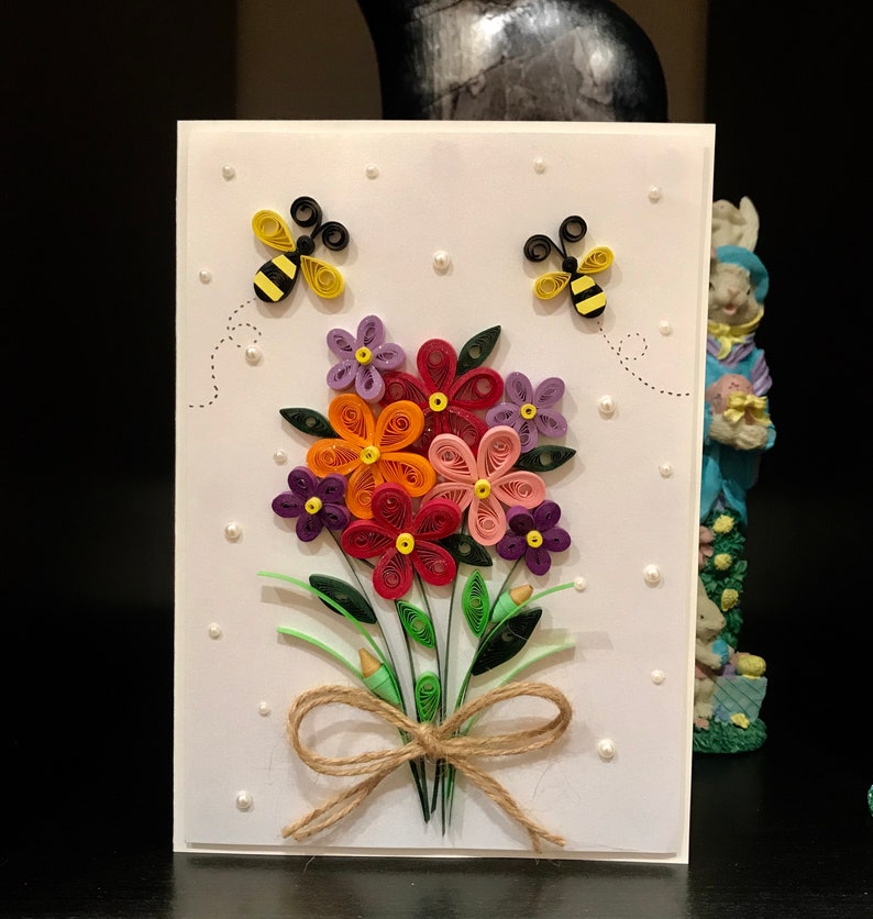 Felicitare quilling, sursa https://www.etsy.com/se-en/listing/688377592/flower-quilling-card-anniversary