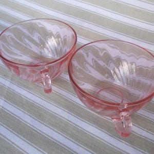 Pair of Pink Glass &#39;Swirl&#39; Tea cups &#39;Arcoroc FRANCE&#39; French Vintage Glassware.