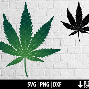 Könnte beinhalten: Ein digitaler Download einer grünen und schwarzen Cannabisblatt-Silhouette. Das Blatt wird vor einem weißen Ziegelhintergrund gezeigt. Der Text "SVG | PNG | DXF" und "DIGITALER DOWNLOAD" ist ebenfalls im Bild enthalten.