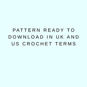 Może przedstawiać: Tekst na jasnoniebieskim tle, kt&oacute;ry brzmi "PATTERN READY TO DOWNLOAD IN UK AND US CROCHET TERMS".