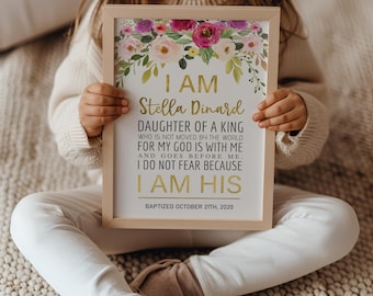 Può includere: Una stampa incorniciata bianca con un motivo floreale e testo dorato. Il testo recita "I AM Stella Dinard DAUGHTER OF A KING WHO IS NOT MOVED BY THE WORLD FOR MY GOD IS WITH ME AND GOES BEFORE ME. I DO NOT FEAR BECAUSE I AM HIS BAPTIZED OCTOBER 21TH, 2020".