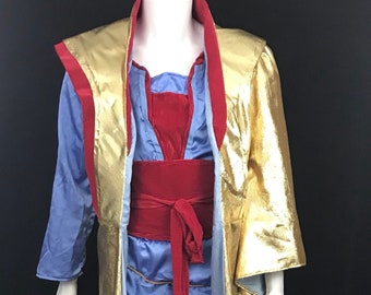 Könnte beinhalten: Eine goldene und blaue Robe mit einem roten Gürtel. Die Robe hat lange Ärmel und einen breiten Kragen. Der Gürtel ist in der Taille gebunden und hat ein langes, fließendes Ende.