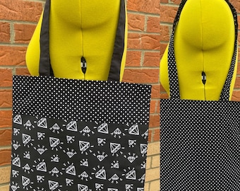 bolso tote con estampado de diamantes y lunares blancos y negros