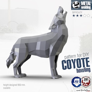 Puede incluir: Una escultura de coyote geométrica gris en pose de aullido. El diseño es un patrón para soldadura de metal DIY, con una altura de 95 cm. La imagen incluye el texto "COYOTE howling" y "pattern for DIY".