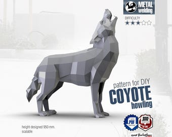 Puede incluir: Una escultura de coyote geométrica gris en pose de aullido. El diseño es un patrón para soldadura de metal DIY, con una altura de 95 cm. La imagen incluye el texto "COYOTE howling" y "pattern for DIY".