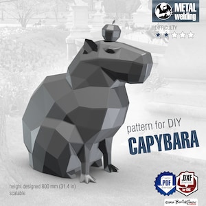 Puede incluir: Un patrón de modelo 3D para una escultura de capibara de metal de bricolaje. El modelo está diseñado para tener 800 mm de altura y es escalable. El patrón está disponible para descargar en formatos PDF y DXF.