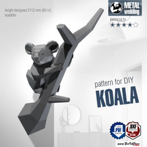 Puede incluir: Un modelo 3D de un koala sentado en una rama de árbol. El modelo está hecho de metal y está diseñado para ser soldado. El modelo tiene 2112 mm de altura y es escalable. La imagen incluye el texto "pattern for DIY KOALA" y "METAL welding".