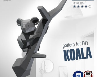 Puede incluir: Un modelo 3D de un koala sentado en una rama de árbol. El modelo está hecho de metal y está diseñado para ser soldado. El modelo tiene 2112 mm de altura y es escalable. La imagen incluye el texto "pattern for DIY KOALA" y "METAL welding".