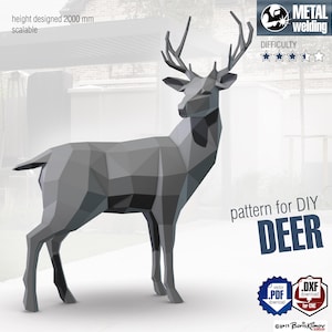 Peut inclure: Un design de sculpture de cerf géométrique gris, avec une hauteur conçue de 2000 mm. L'image comprend le texte "pattern for DIY DEER" et "METAL welding". Le design est évolutif et comprend des options de téléchargement PDF et DXF.